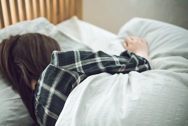 ベッドに横たわる女性